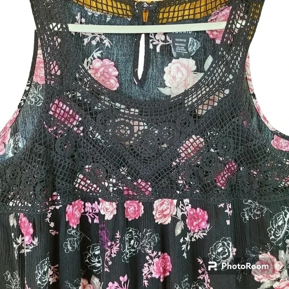 Torrid black floral gauze crochet sleeveless top - Picture 3 of 7